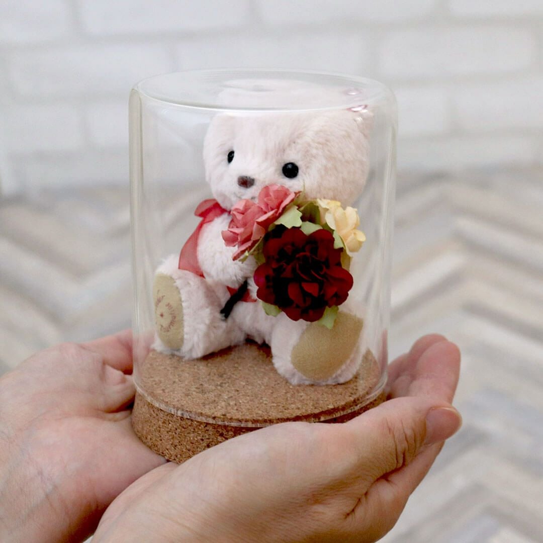 誕生石カラーの花とテディベア｜ガラスドーム入りフラワーギフト