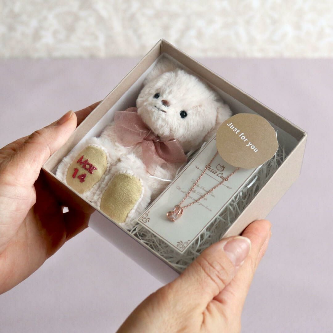 彼女や友達の誕生日に。日付が入るテディベアとネックレス